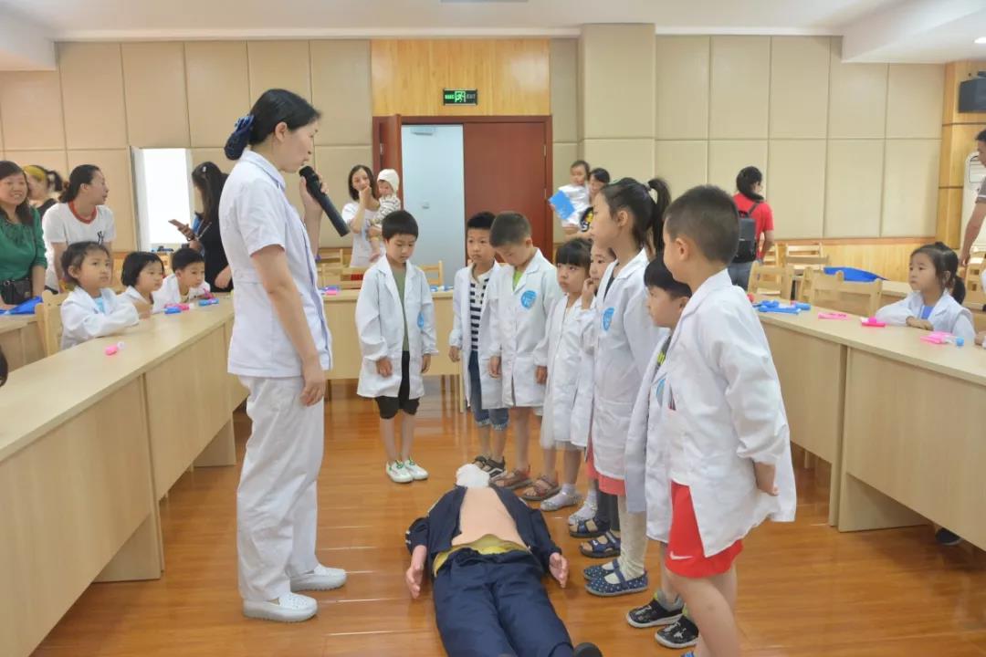 天哪！今天仁品来了一群超级可爱的小医生~