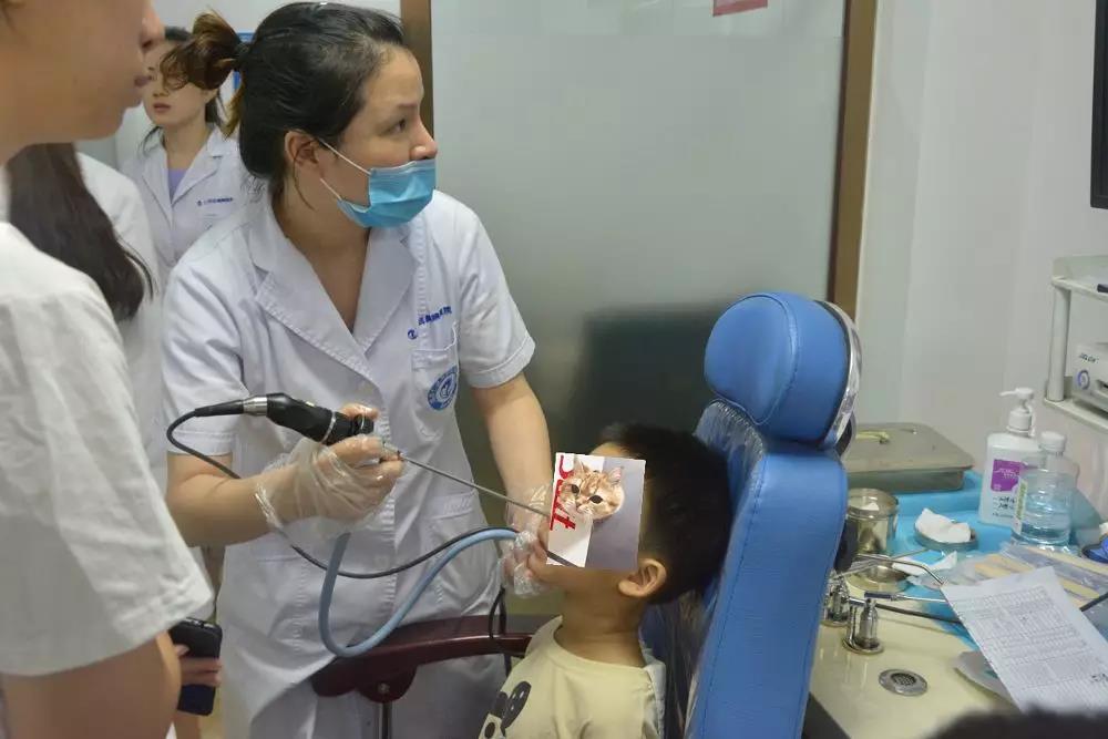 天哪！今天仁品来了一群超级可爱的小医生~