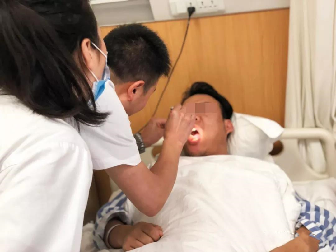 小伙躺着就醒,坐着就睡,这是为什么呢?