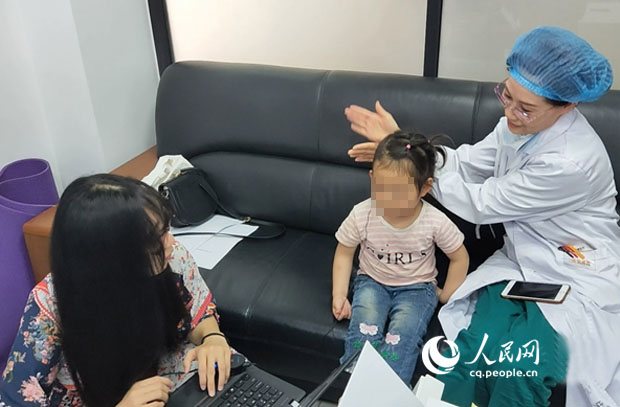 4岁女童患先天性耳聋，公益援助让其重获新“声”