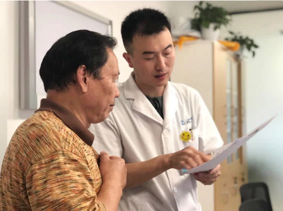 嗓音专家用声带黏膜缝合术，治愈声带任克水肿患者