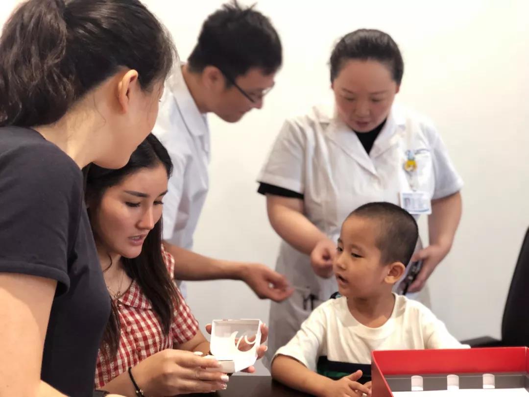 成都仁品耳鼻喉医院为先天性耳聋娃娃成功植入人工耳蜗