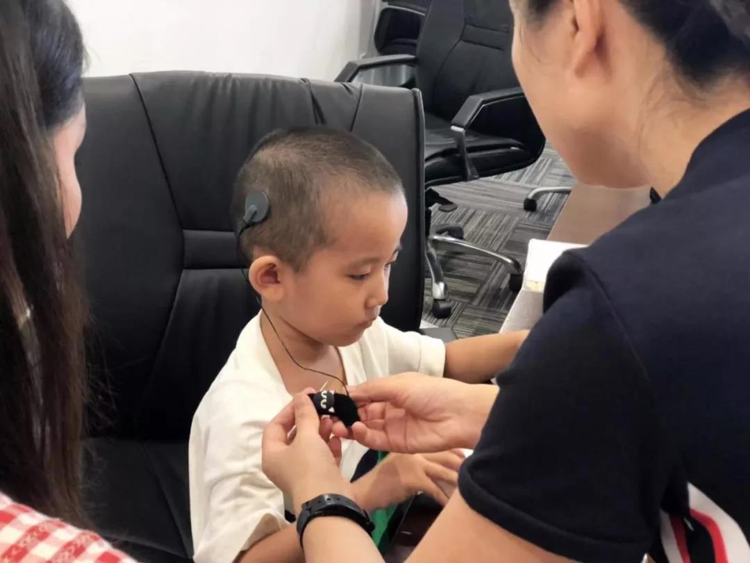 成都仁品耳鼻喉医院为先天性耳聋娃娃成功植入人工耳蜗